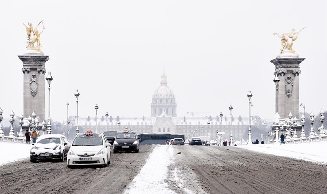 Heavy snowfall hits Paris region