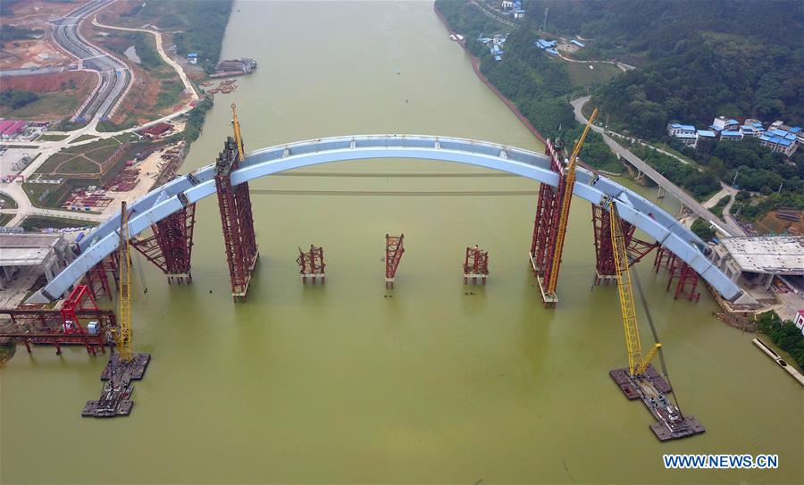 Middle bridge arch of Liuzhou Guantang Bridge hoisted to installation position