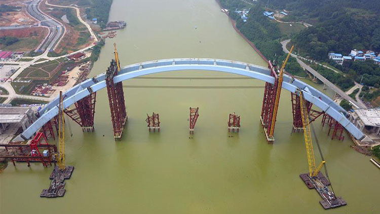 Middle bridge arch of Liuzhou Guantang Bridge hoisted to installation position