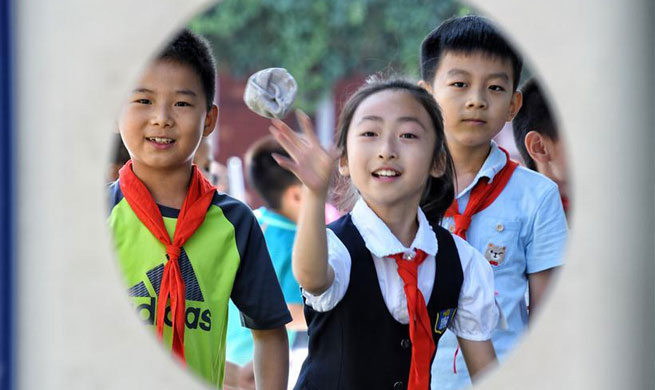 Pupils celebrate upcoming Int'l Children's Day in Beijing