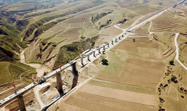 Gansu-Ningxia section of Yinchuan-Xi'an high-speed railway under construction