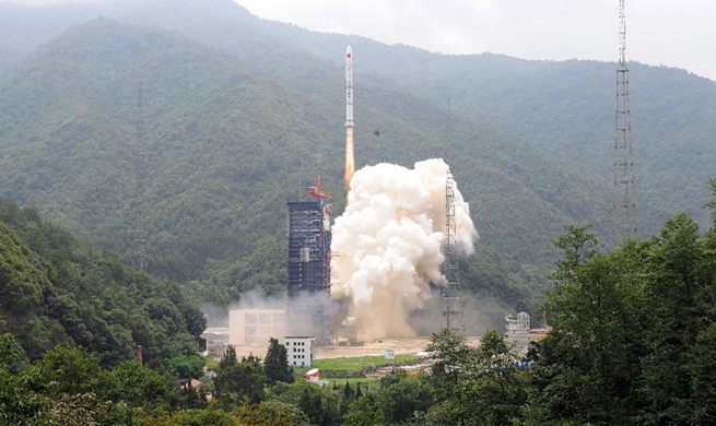 China launches new-tech experiment twin satellites