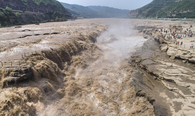 Yellow River's Hukou Waterfall attracts lots of tourists