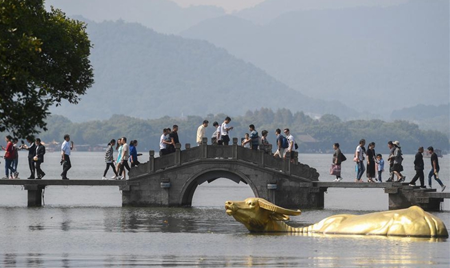 People enjoy last day of National Day holidays in Hanzhou