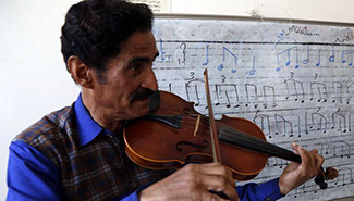 Feature: Yemeni youngsters learn music to get rid of pain, stress caused by war