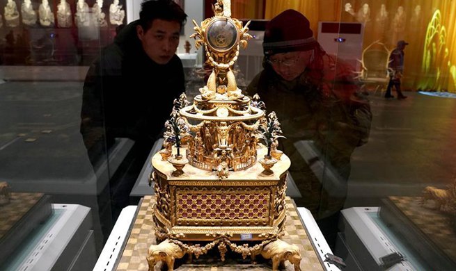 Exhibition showcasing cultural relics of Emperor Qianlong kicks off in Zhengzhou