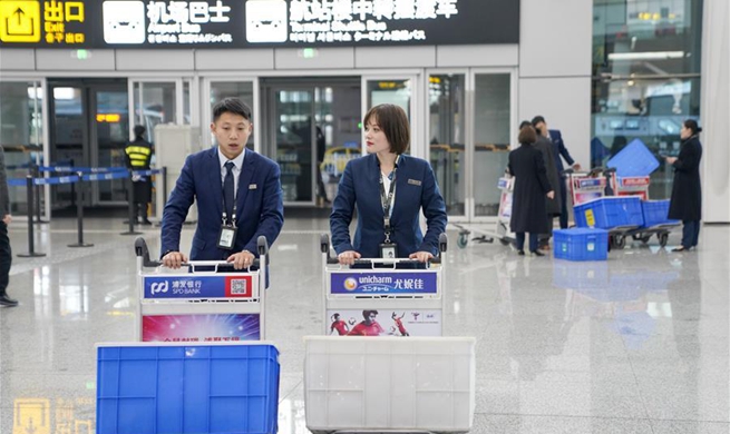 Airport couple's daily life during Spring Festival travel rush in Chongqing
