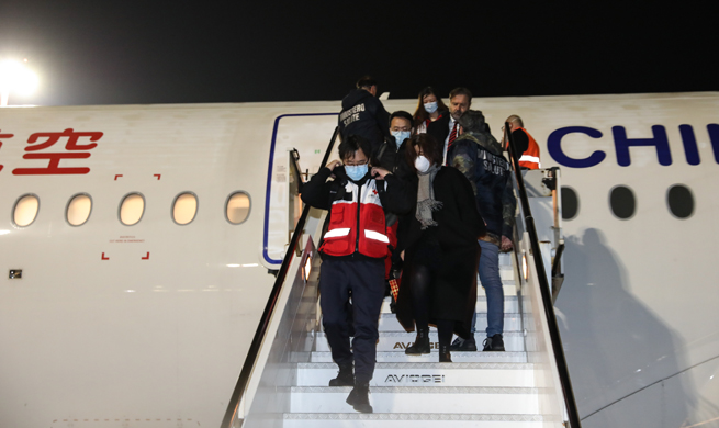 China's expert team, medical supplies fly into Rome