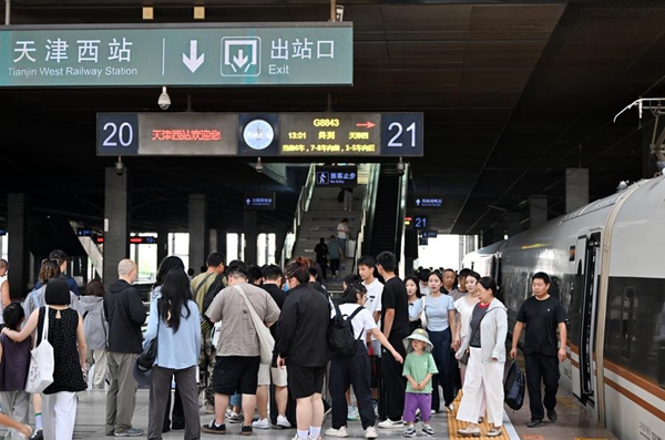 China's summer rush ends with record high railway passenger trips