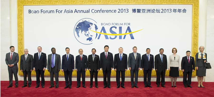 Xi Jinping poses for group photo with leaders of foreign countries and int'l organizations in Boao