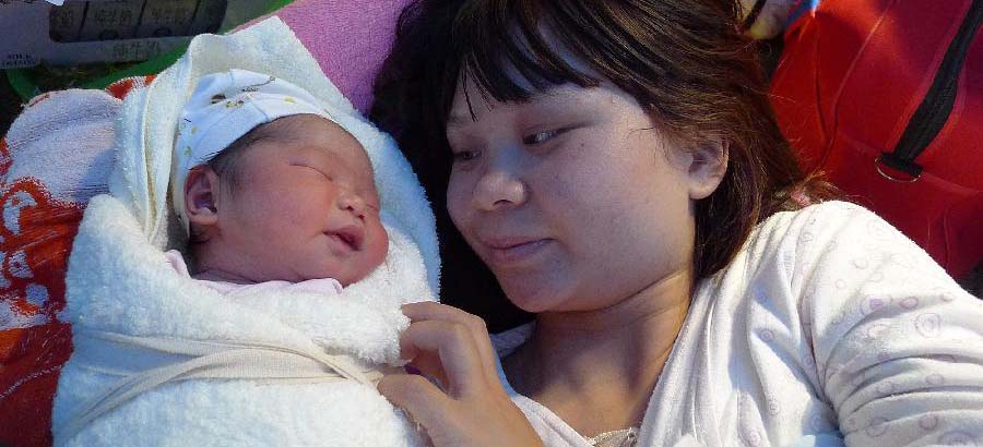 Baby born right after earthquake in SW China