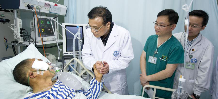 Premier Li visits patients injured in earthquake