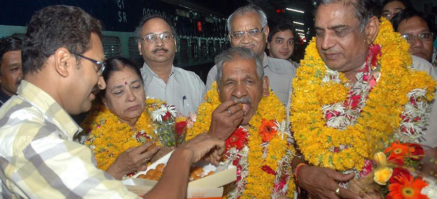 Hindu devotees return home safely from flood-ravaged areas