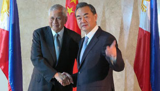 Chinese FM meets with counterpart from Philippines