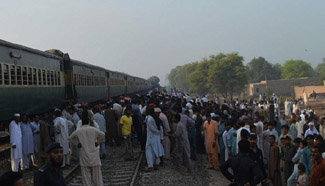 6 dead, 150 injured as two trains collide in central Pakistan