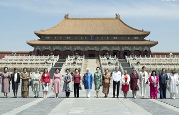 Peng Liyuan poses for group photo with spouses of foreign delegation heads at Palace Museum