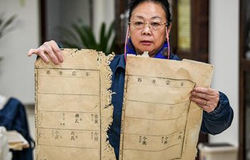 Pic story: Yuan Dongjue repairs ancient Chinese books in Sichuan