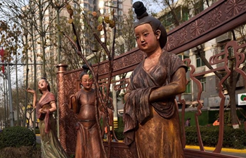 Replicas of Tang Dynasty cultural relics seen on Xi'an street