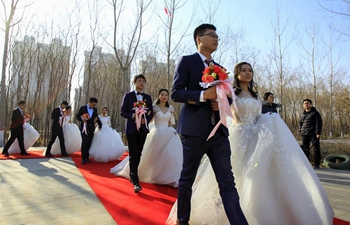 Newly-weds hold group wedding in NW China
