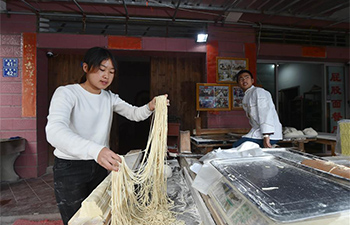 Pic story: 4th generation successor of noodle shop in SE China's Fujian