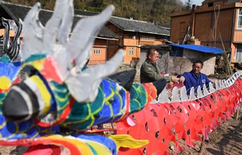Folk artists make paper dragon to greet coming holidays