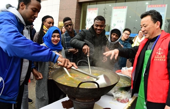 Foreign students get taste of Laba Festival in E China's Jiangsu