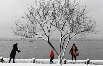 Snow-covered West Lake draws visitors in Hangzhou