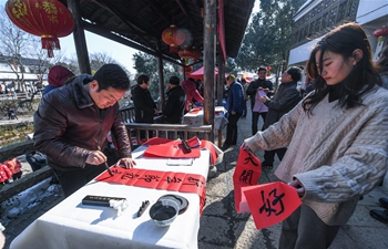 Market selling spring festival goods opens on day of "Lichun" in E China