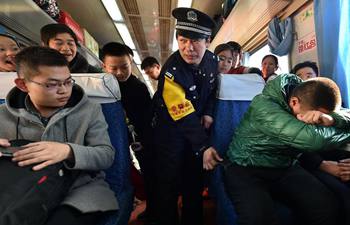 Policeman on train introduces anti-theft knowledge to passengers