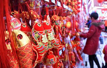 People select decorations for Spring Festival in E China's Qingdao