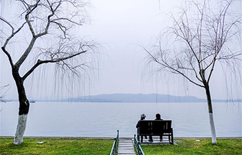 Tourists enjoy scenery of West Lake in Hangzhou