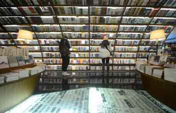 People enjoy reading during Spring Festival holiday