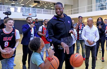 Dwyane Wade coaches children to learn shooting in LA during NBA All-Star weekend