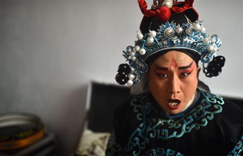 Folk artists perform Qinqiang Opera for villagers in NW China