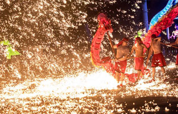 Gorgeous fire dragon dance performed in China's Hubei
