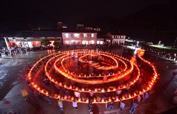 Villagers perform dragon lantern dance in E China's Zhejiang