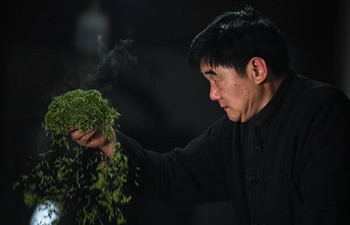 Pic story: tea craftsmen Yan Jielong and his son Yan Bin