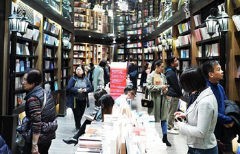 Many people spend Qingming Festival holiday at bookstore in Shanghai