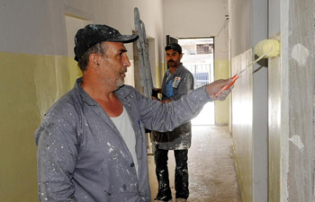 Syrian volunteers help restore school in Damascus