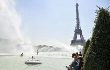 People find ways to keep cool amid summer heat in Paris