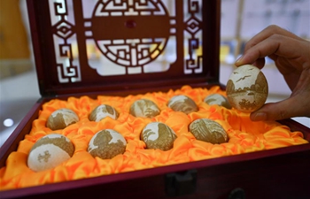 Inheritor of intangible cultural heritage devoted to "Le'an egg carving"