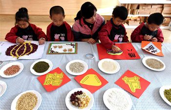 Children learn to make Laba porridge, Laba garlic at kindergarten in Shijiazhuang