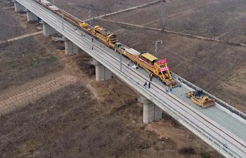 Track laying of Yinchuan-Xi'an high speed railway resumed