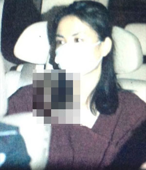 王菲离婚后返京面容憔悴 躲车内回避媒体