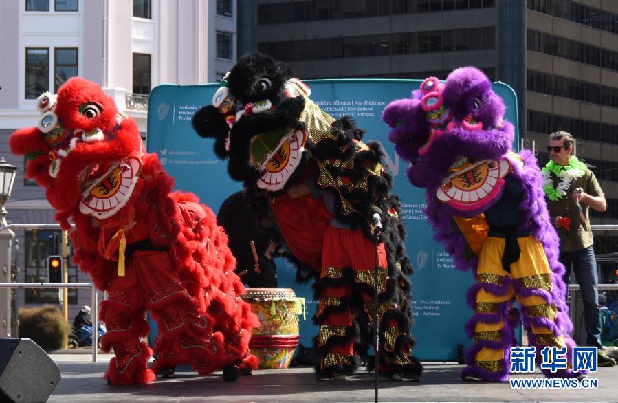 这是3月14日在新西兰惠灵顿圣帕特里克节庆祝活动上拍摄的舞狮表演.