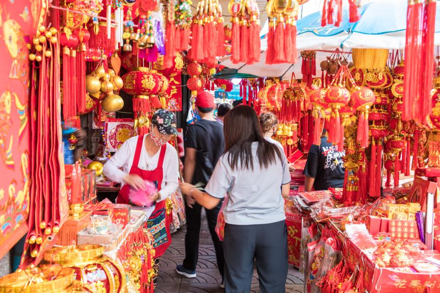 1月27日,人们在泰国曼谷唐人街购买春节装饰物.