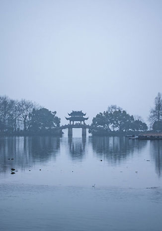 西湖景区冬日烟雨朦胧