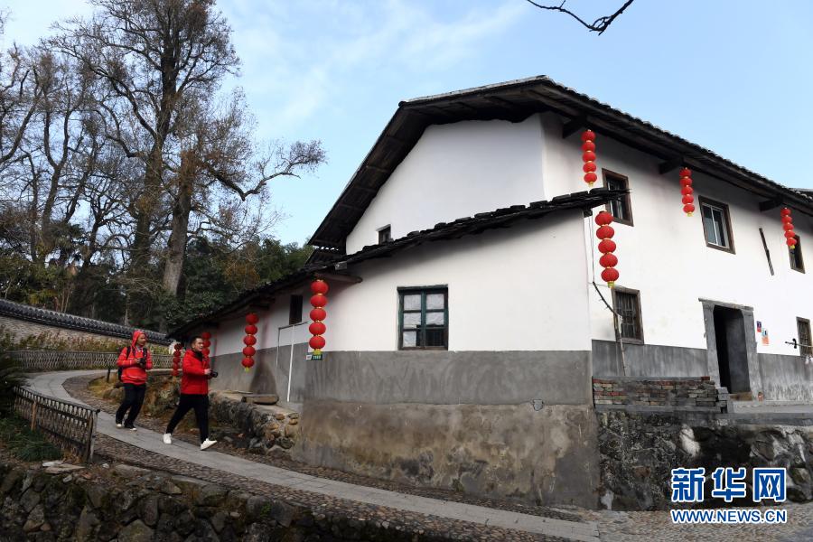 2月4日,游客在顺昌县大干镇上湖古村游览.