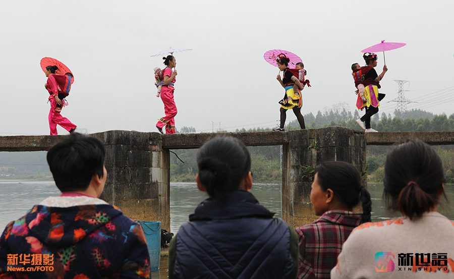 镜头定格广西来宾民俗展演 回娘家,戽水,龙狮共舞轮番