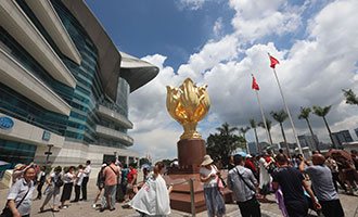 游客在香港金紫荆广场游览